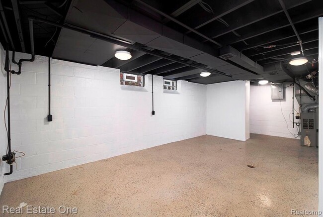 Building Photo - 1510 E 4th St