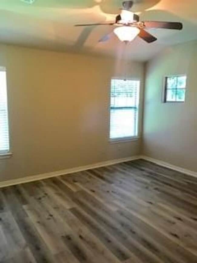 Building Photo - Cottages at Lake Creek / Freestanding One ...