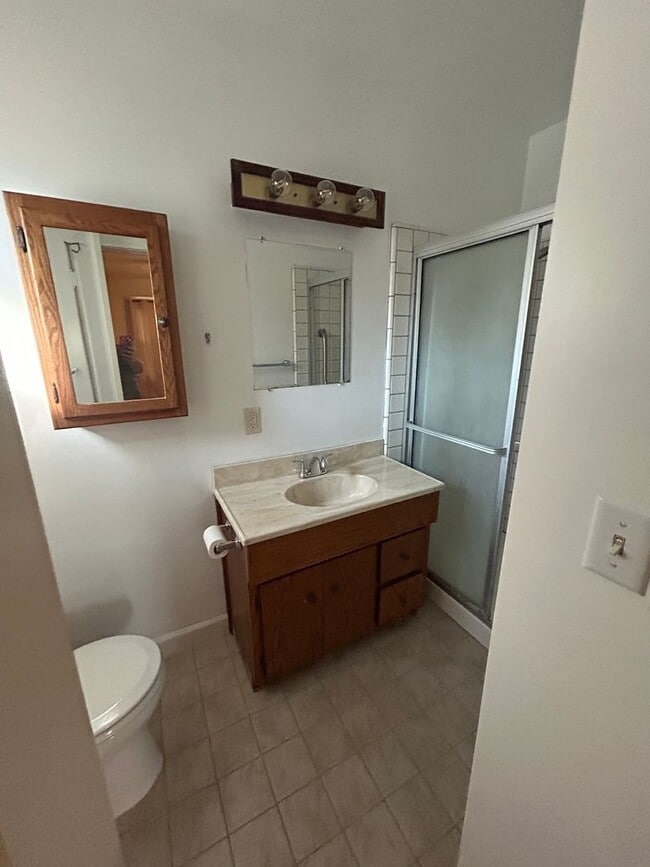 Building Photo - Centrally Located Cottage