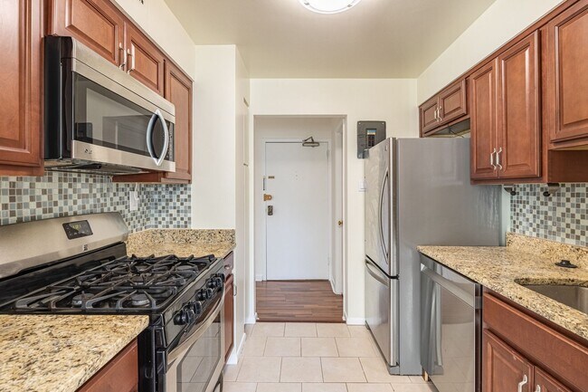 Building Photo - Charming garden-level 2-bedroom, 1-bath home