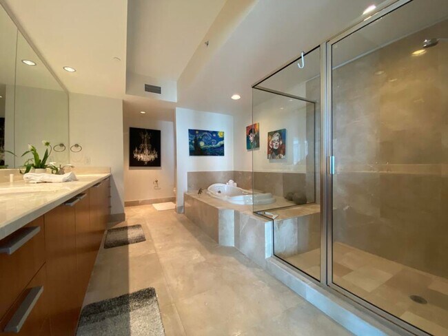 Building Photo - 2/2 Marina Grande Condominium
