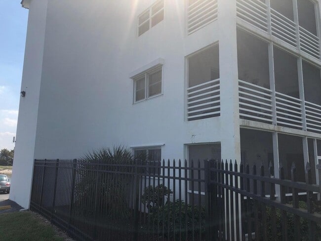 Building Photo - 4500 N Flagler Dr