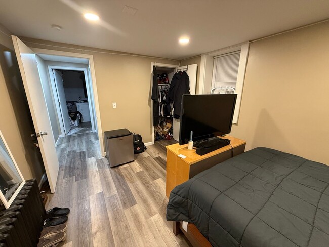 Building Photo - Stunning 5 Bed 2 Bath House Located in the...