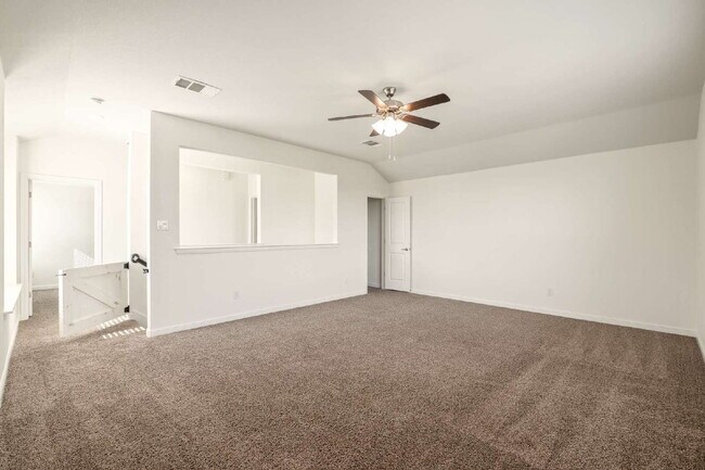 Building Photo - Modern Elegance Meets Everyday Comfort in ...