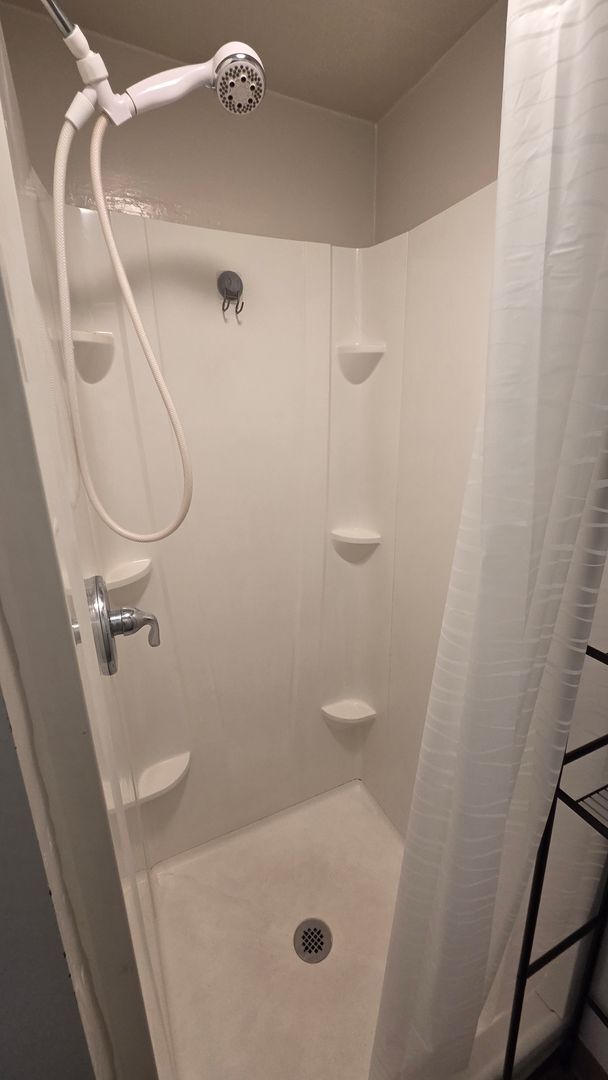 Building Photo - Spacious and Cozy studio!