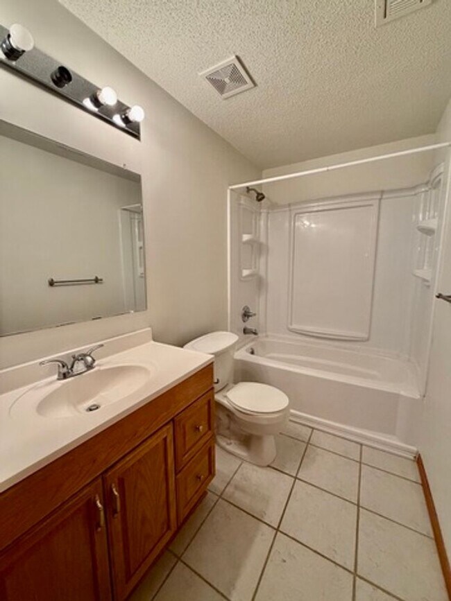 Building Photo - 4 bedroom Home in Regency Lakes!
