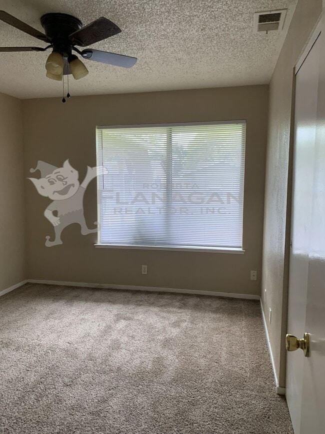 Building Photo - 3 Bedroom/ 2 Bathroom home