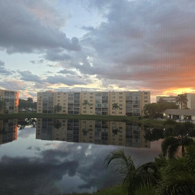 Building Photo - 200 SE 5th Ave