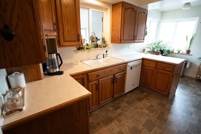 Building Photo - 180 Estes St