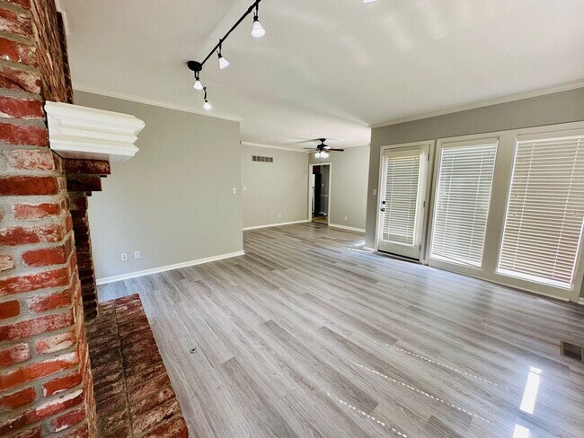 Building Photo - {10709}  Spacious Overland Park Duplex + T...
