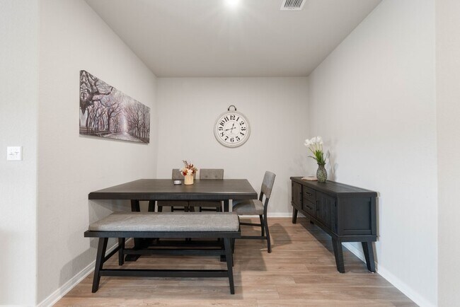 Building Photo - Stylish 3-Bed Home with Island Kitchen, Private Patio & Fenced Yard in Seguin