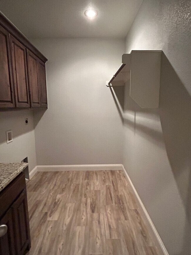 Building Photo - Beautiful Townhome