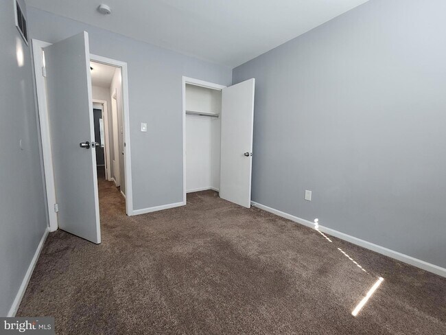 Building Photo - 46 Village Dr