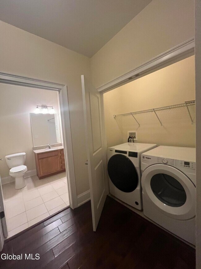 Building Photo - 256 Broadway