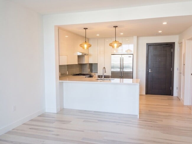 Building Photo - 32 Traveler St