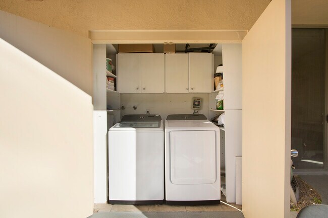 In unit washer and dryer - 501 Desert Lakes Cir