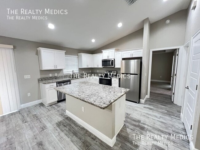 Building Photo - 32 Fir Dr