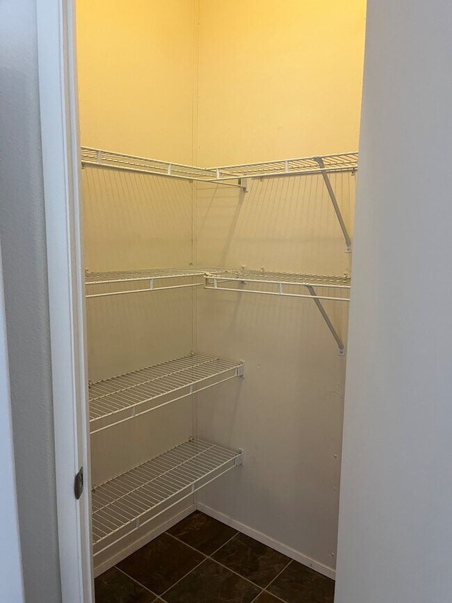 Building Photo - Round Lake Estates