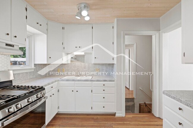 Building Photo - Charming Bungalow in Patty Jewett Neighborhood! 3bed, 2 bath, Enclosed yard, 1 car garage, carport