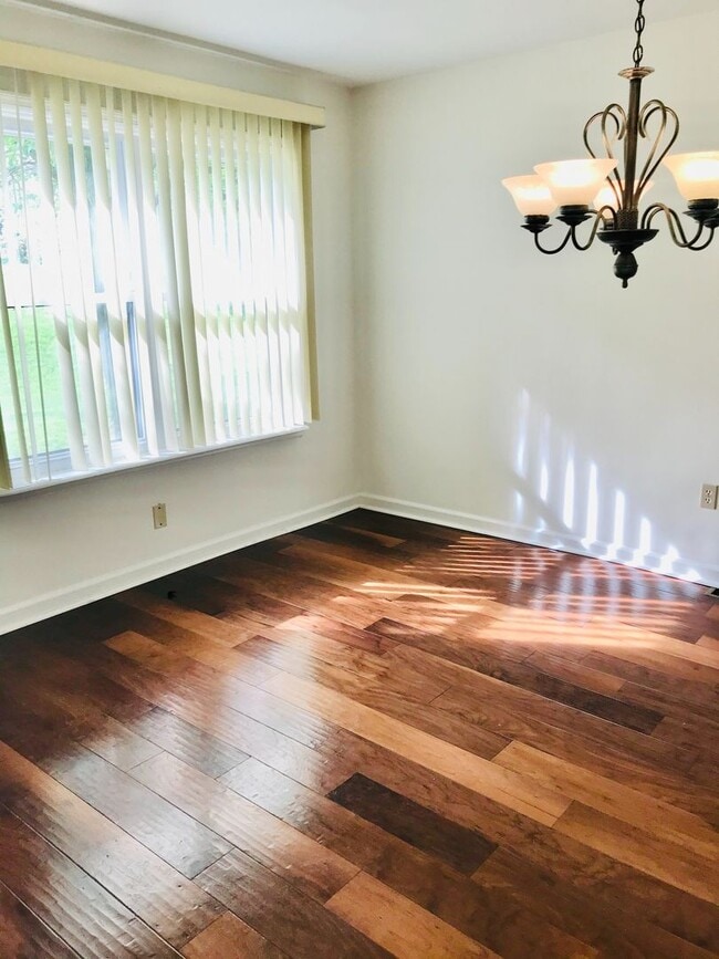 Building Photo - Beautiful 3-Bed/2.5-Bath Townhome in Aston...