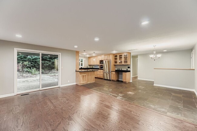 Building Photo - Amazing 3bed/2bath + Den Home with Attached Garage in Kirkland!