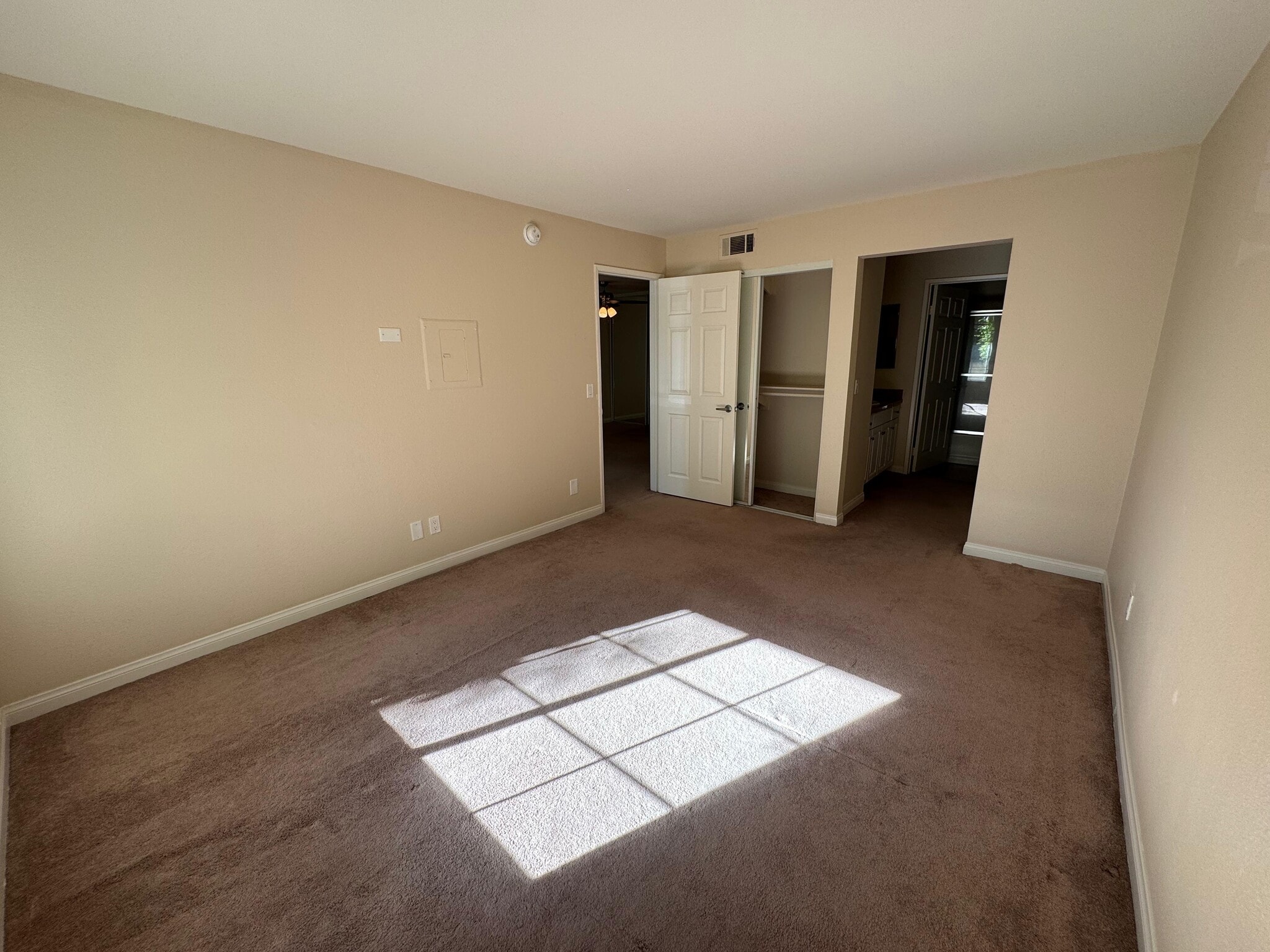 Building Photo - 5510 Owensmouth Ave