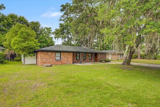 Building Photo - 4 bedroom house in Hesse school district
