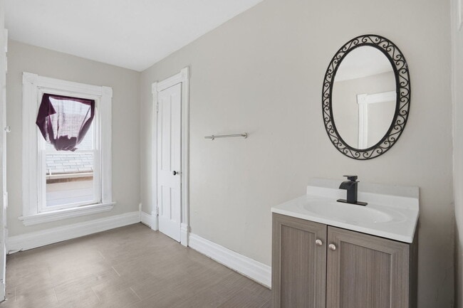 Building Photo - 1405 7th Ave