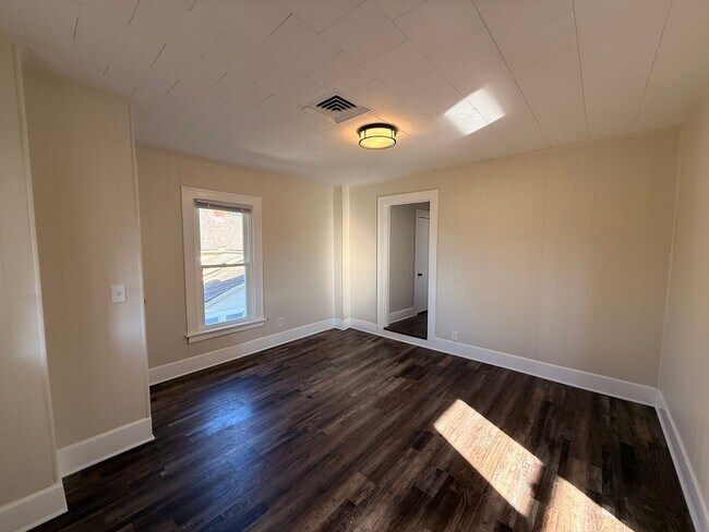 Building Photo - 750-752 E Wheeling St