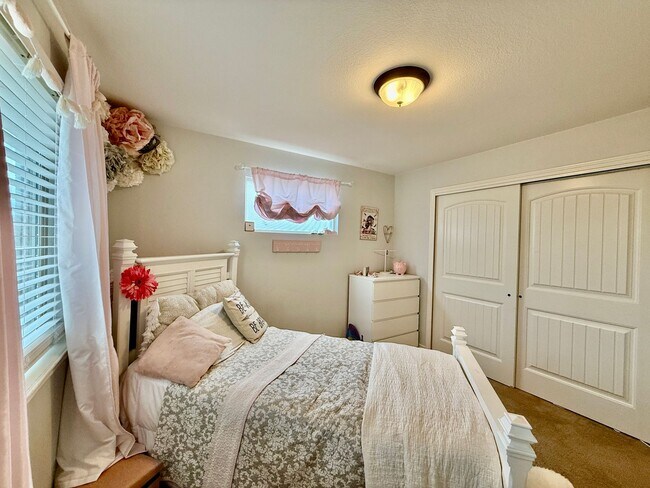 Building Photo - Spacious & Stylish 5-Bedroom Home in Wolf ...