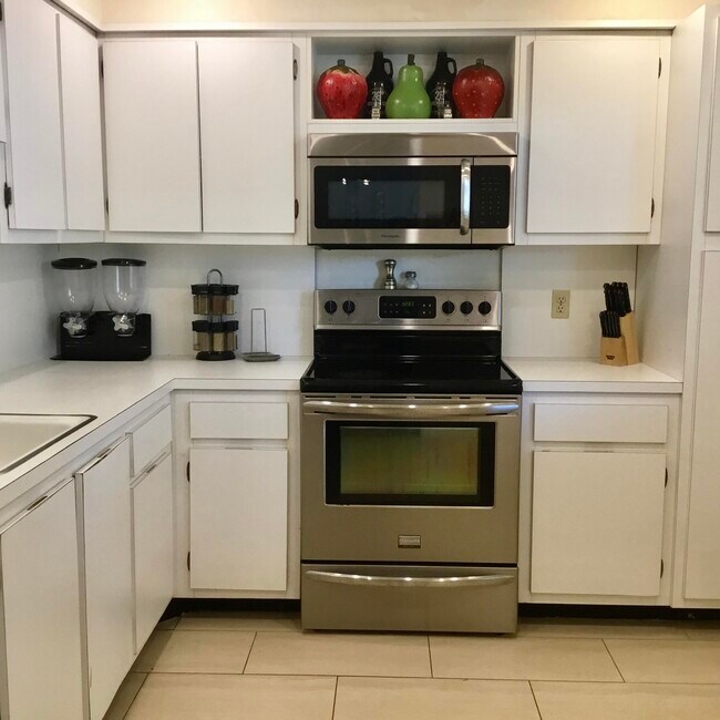 Building Photo - 4007 N Cypress Dr