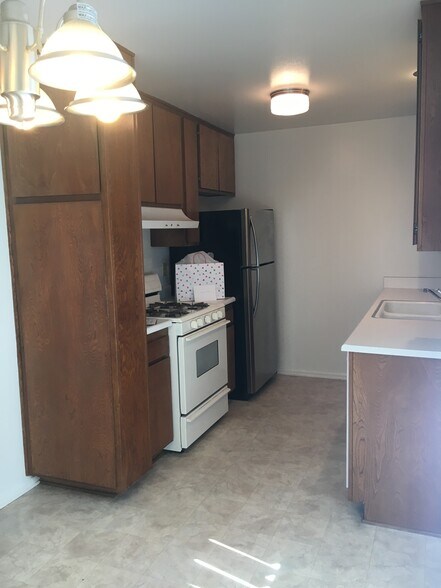 Kitchen range - 18630 Del Rio Pl