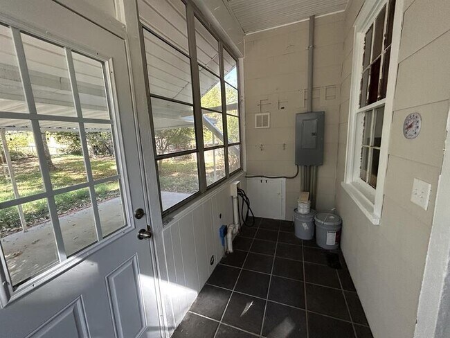 Building Photo - 601 Williams St