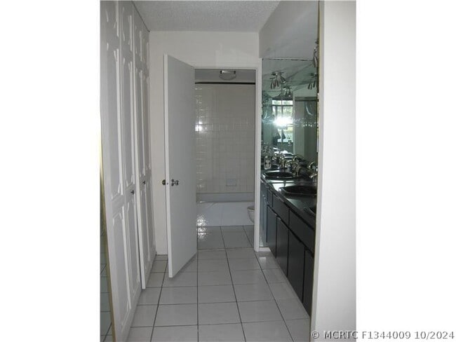 Building Photo - 3750 Inverrary Dr