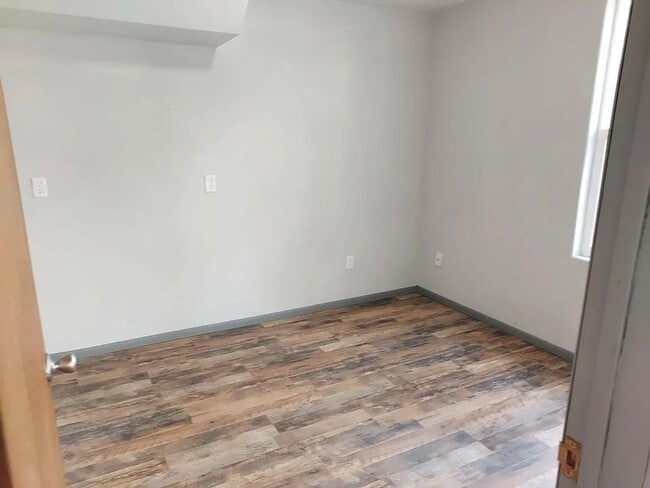 Building Photo - 2 bed 1 bath house with garage