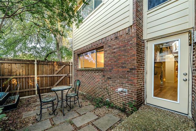 Building Photo - 1902 Shorewood Dr