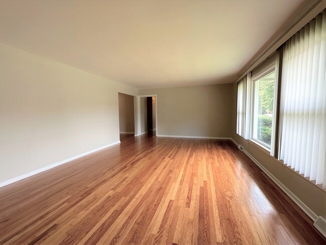 Building Photo - 843 Verne Ln