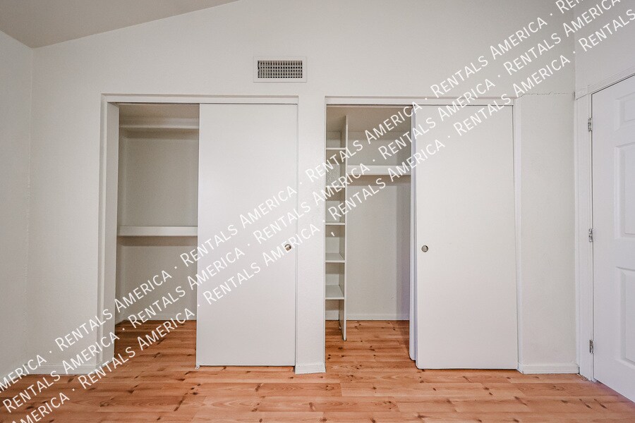 Building Photo - 2834 E Isabella Ave
