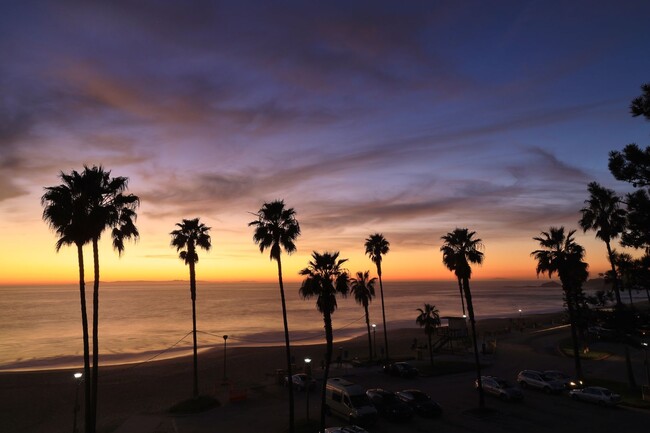 Building Photo - Updated Lower-Unit Condo Close to the Beach!