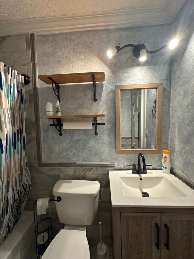 Building Photo - Updated 2 Bed 1 Bath Duplex