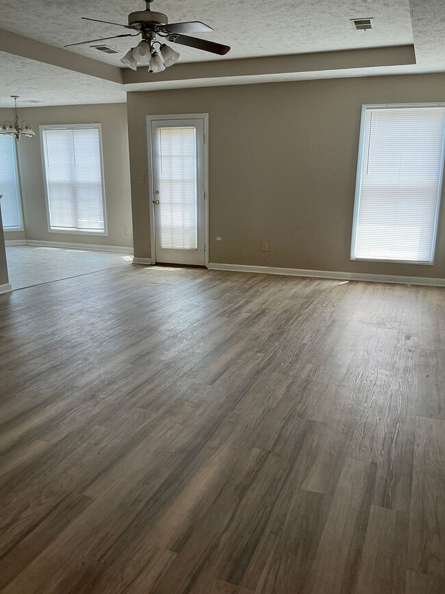 Building Photo - Summers best kept secret !