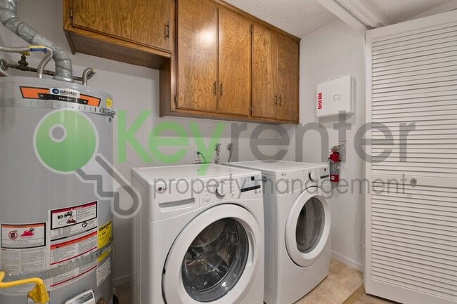 Building Photo - 9635 Oak Leaf Way