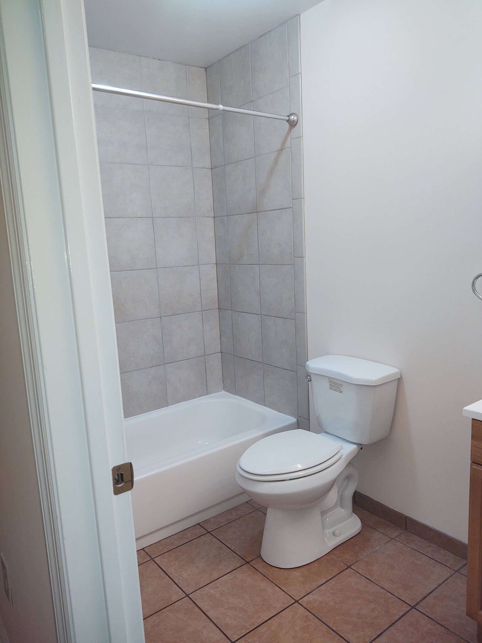 Tub walls with tiles to ceiling - 247 Hereford Cir
