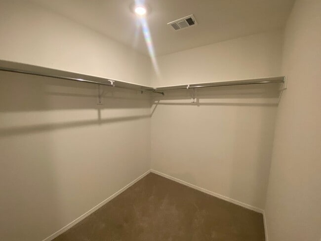 Building Photo - 4 Bedroom, 2 Bathroom home in Valley View School District!