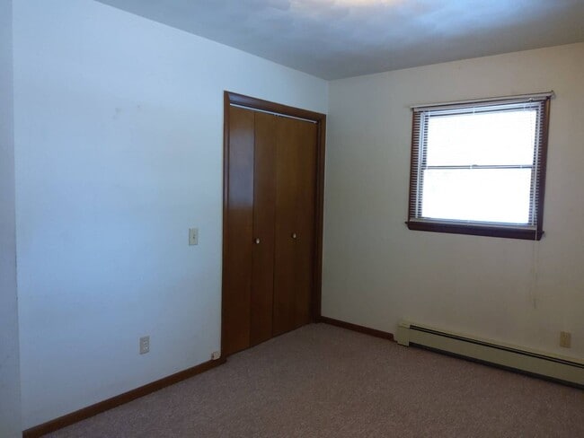 Building Photo - 213 Crystal Vly Dr