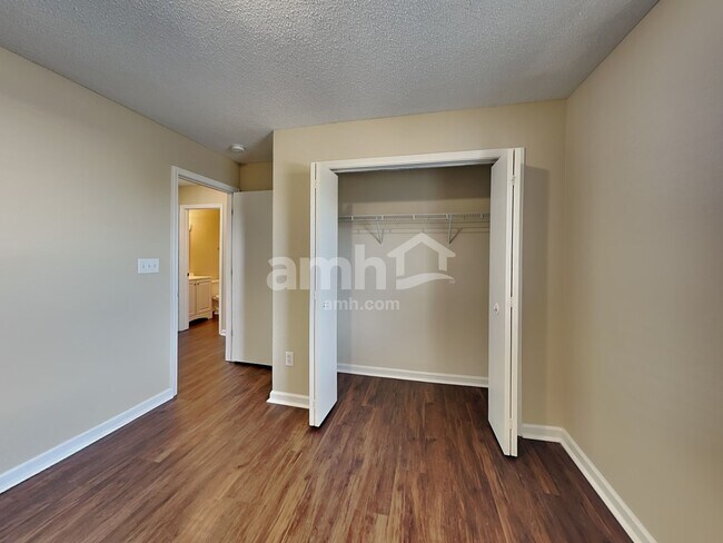 Building Photo - 1685 Willowview Ln
