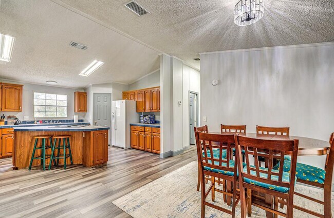 Building Photo - 6651 SE Co Rd 337