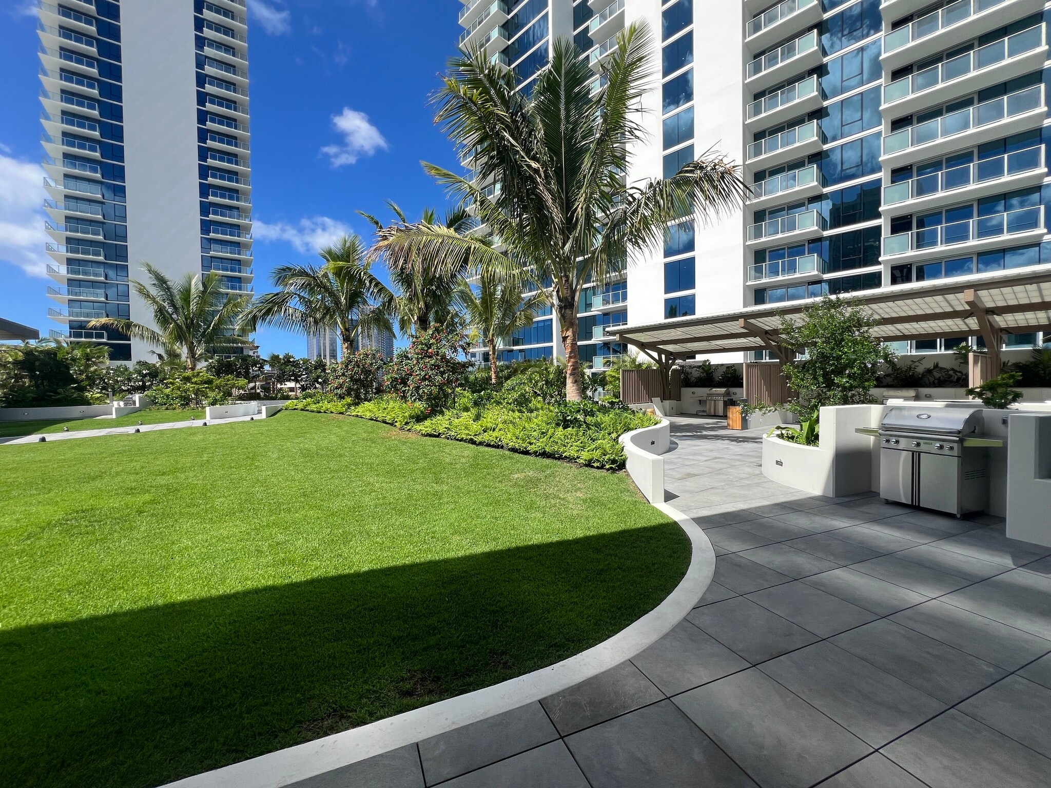 Rec Deck Greenspace - 1515 Liona St