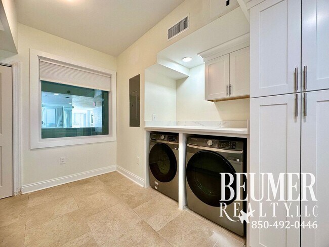 Building Photo - Upscale 3 BR 3 BA furnished Condo On the G...