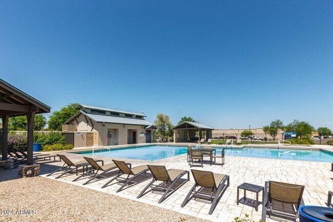 Building Photo - 983 E Palomino Way